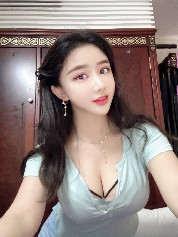 后人巨乳翘臀罗湖希希