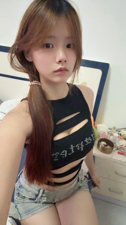 苗条型大胸嫩妹小不点
