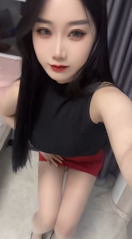 下面粉嫩骚穴兮兮