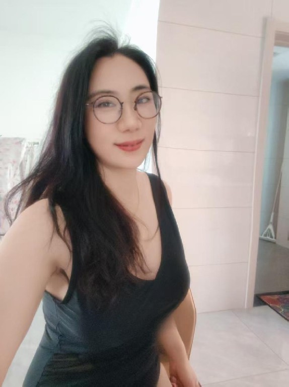 服务型白皙大奶御姐