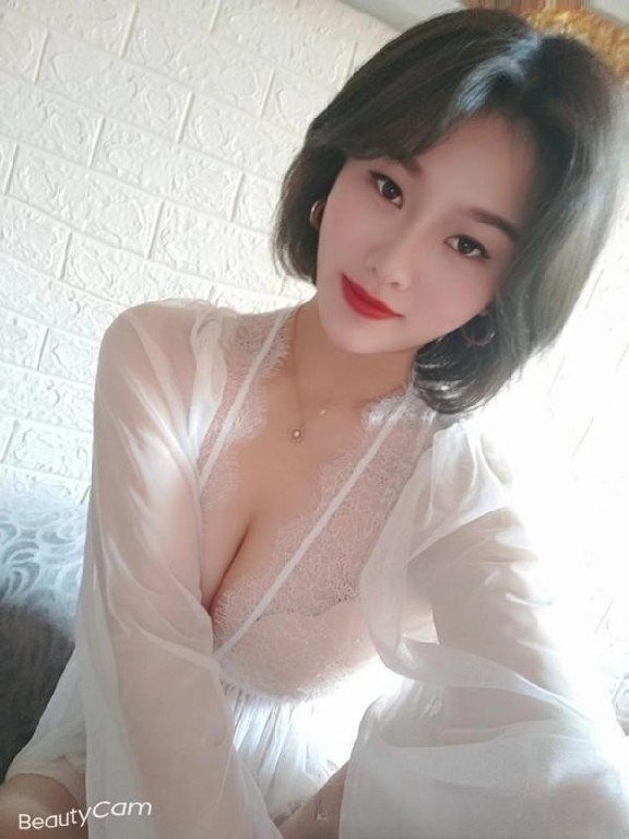 短发韵味风骚女郎