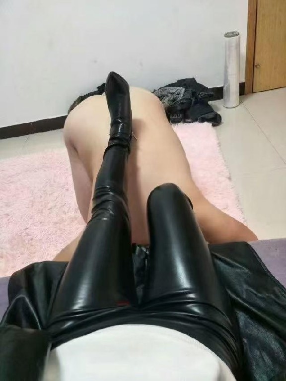 一个可以把脚趾头塞你嘴里的女王