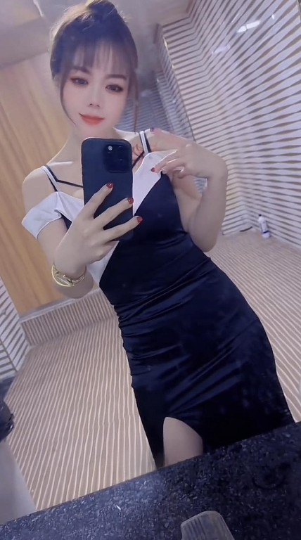 挑逗迷人粉鲍让她淫水直流