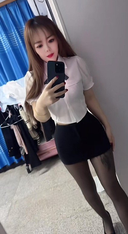 挑逗迷人粉鲍让她淫水直流