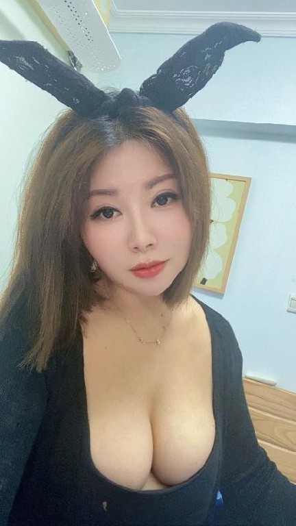 兔女郎诱惑少妇