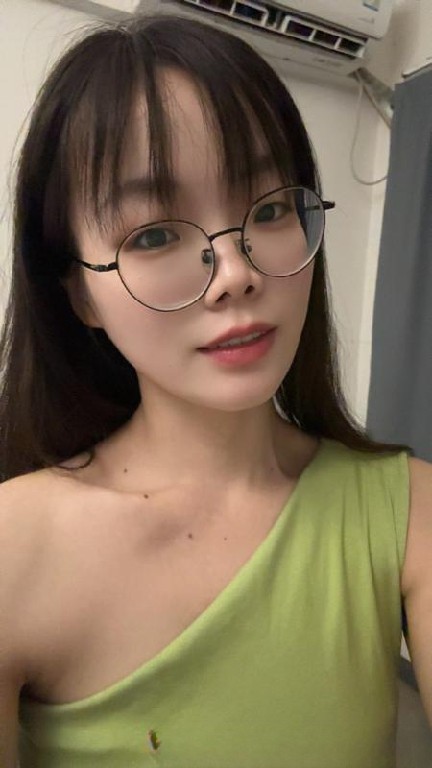 眼镜妹兼职诗诗