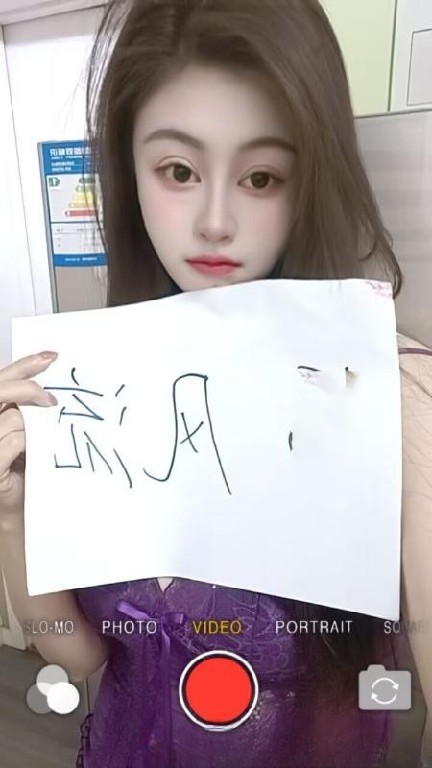 奶大屁股大小姐姐