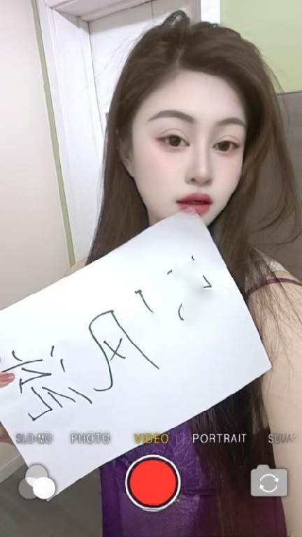 奶大屁股大小姐姐