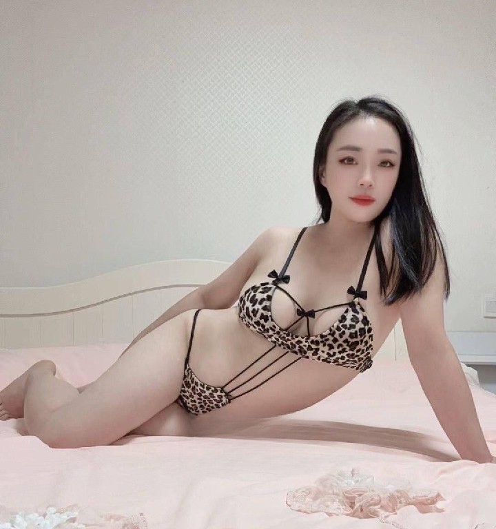 性感肤白小姐姐