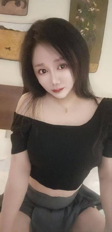 白皙胸大的小姐姐