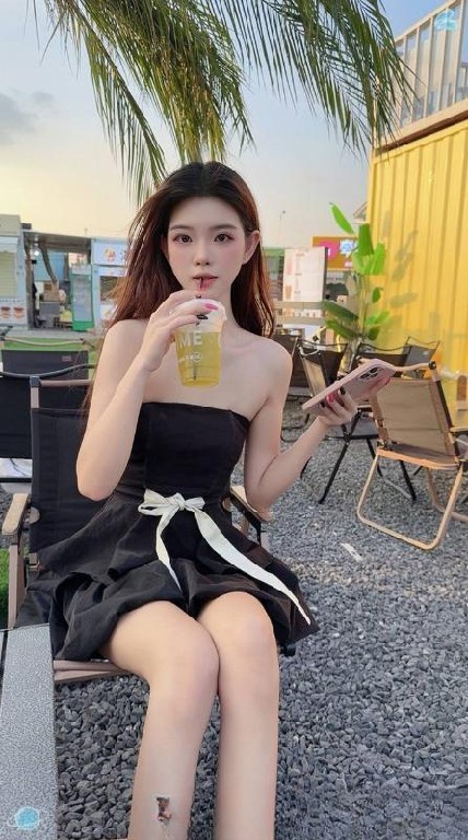 长腿肤白颜值嫩妹