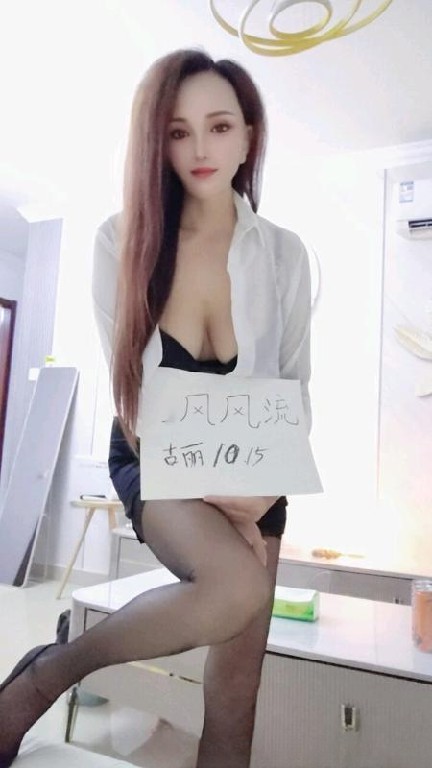 新疆古丽高挑凤楼
