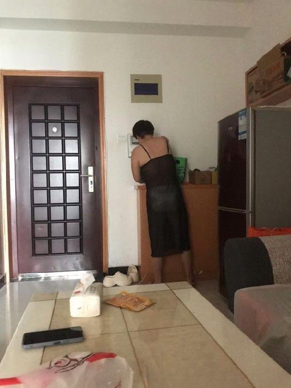 经常晒网的少妇