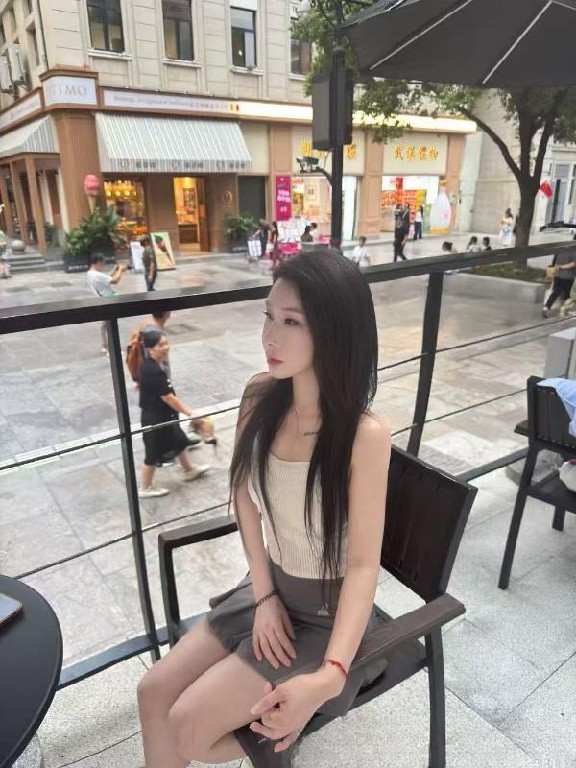 江岸小美女