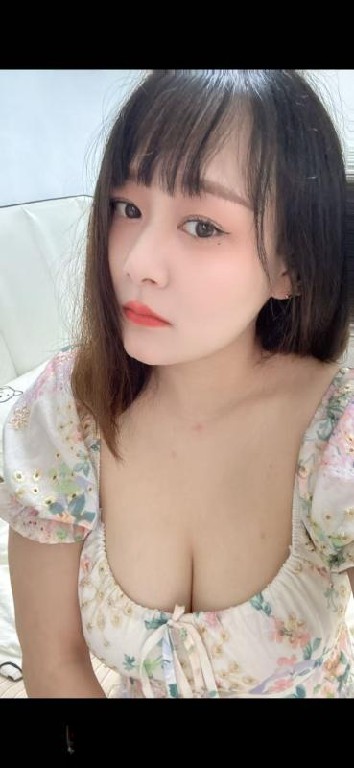 大乃白皙小姐姐