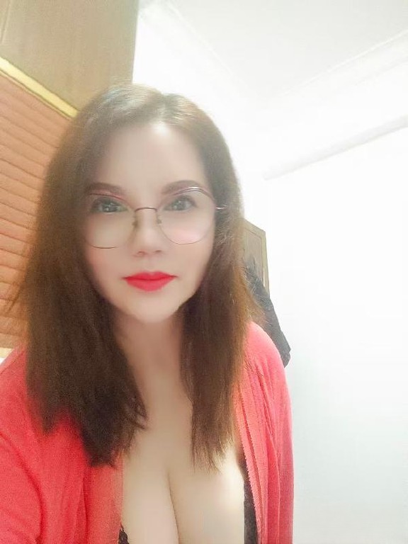 白云闷骚包臀熟女