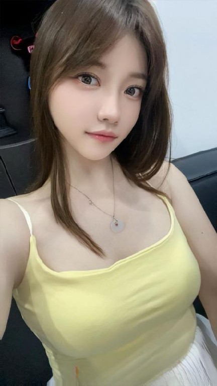 肤白大胸反差女友
