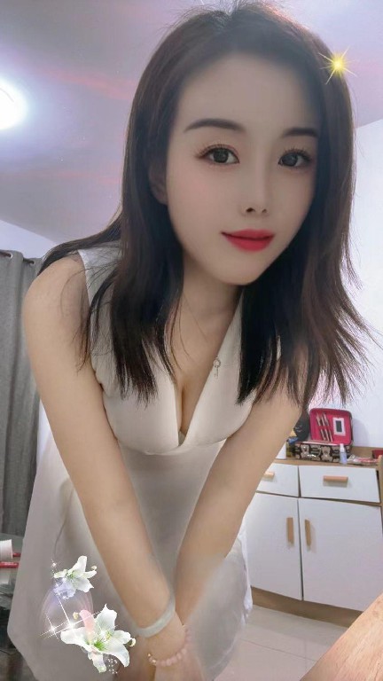 闷骚性感身材大胸妹