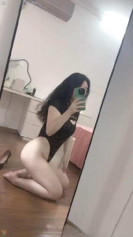 浦东连体衣眼镜女
