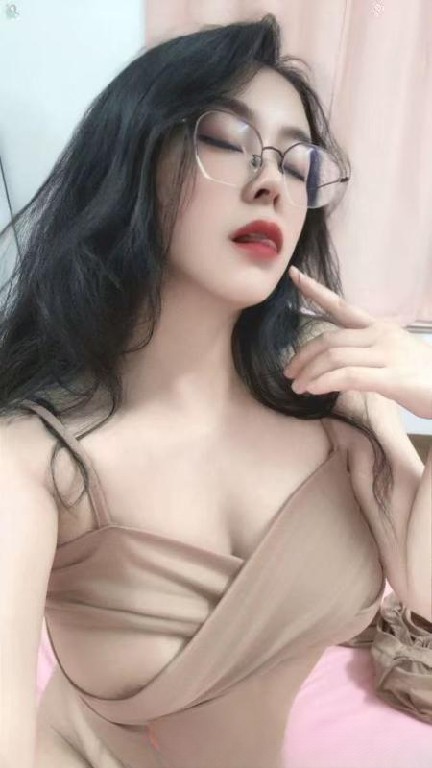 浦东连体衣眼镜女
