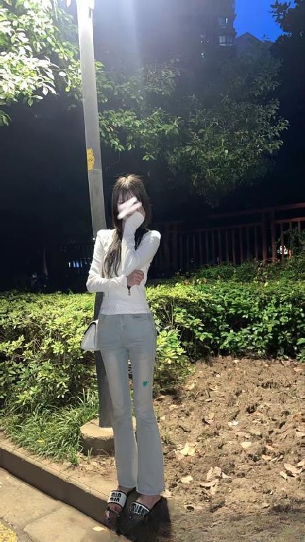 南站三点粉白虎小妹妹