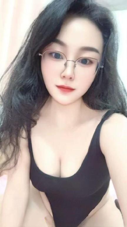 浦东连体衣眼镜女