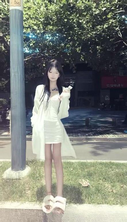 南站三点粉白虎小妹妹