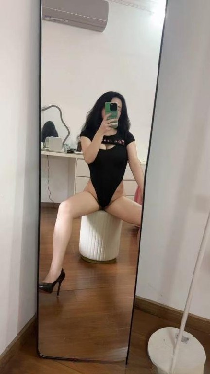 浦东连体衣眼镜女
