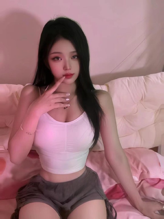 白嫩苗条大波妹