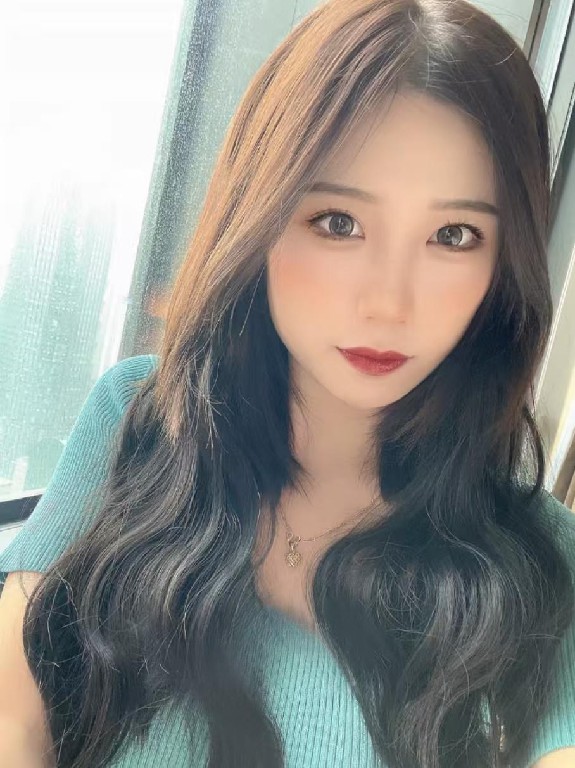 后入肤白貌美小姐姐