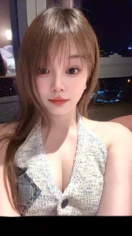 拥有E罩杯的苗条女