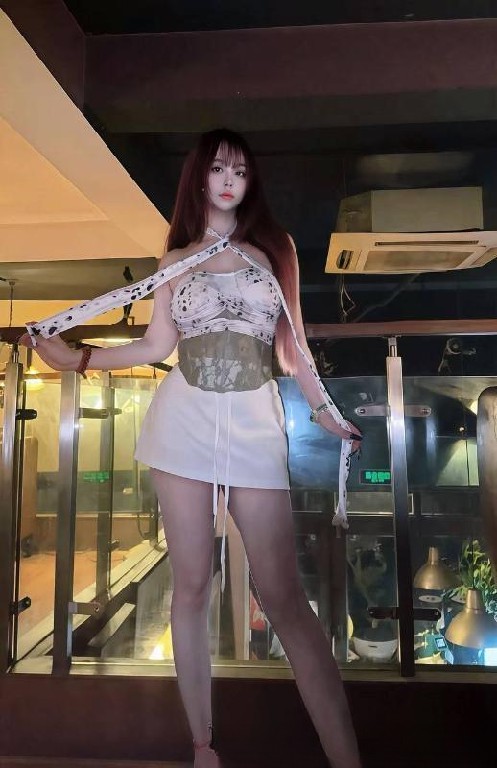 后入骚臀馨菲老师