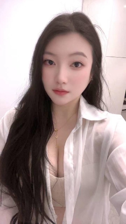 上城妩媚大胸翘臀美女