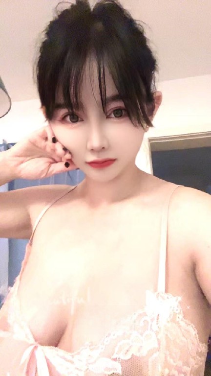 皮肤超白，奶子超挺的妹子