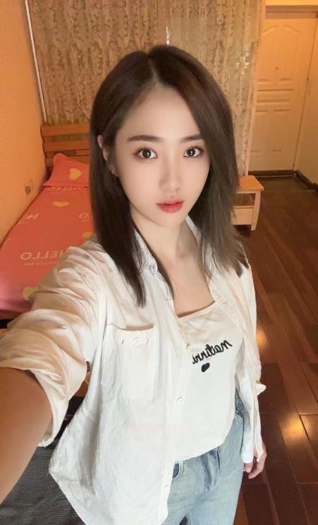 性价比高身材苗条 皮肤白嫩 奶子软 自带公寓可外出