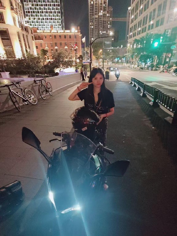 玩机车的奶牛姐姐