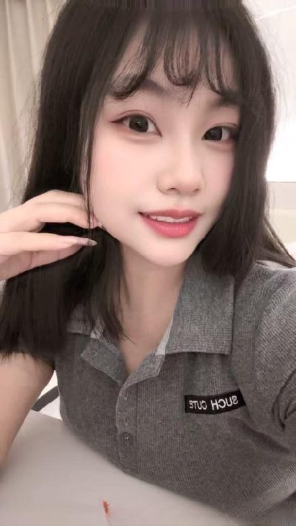 甜美且巨乳的伊伊