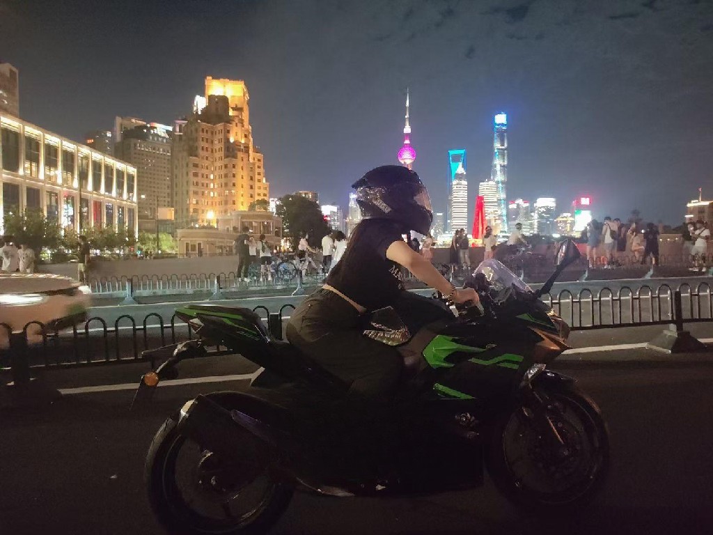 玩机车的奶牛姐姐