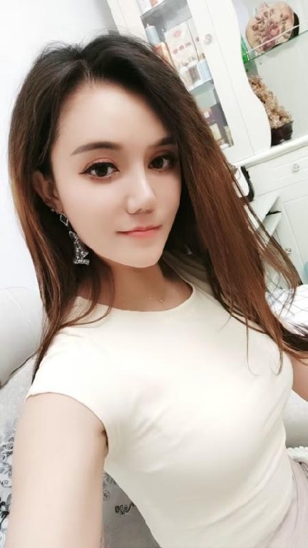 前凸后翘混血妹妹