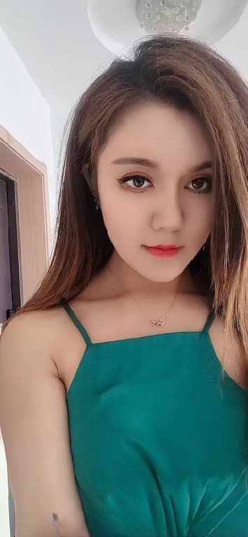 前凸后翘混血妹妹