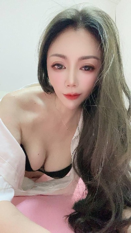 水润白嫩翘臀小骚妇