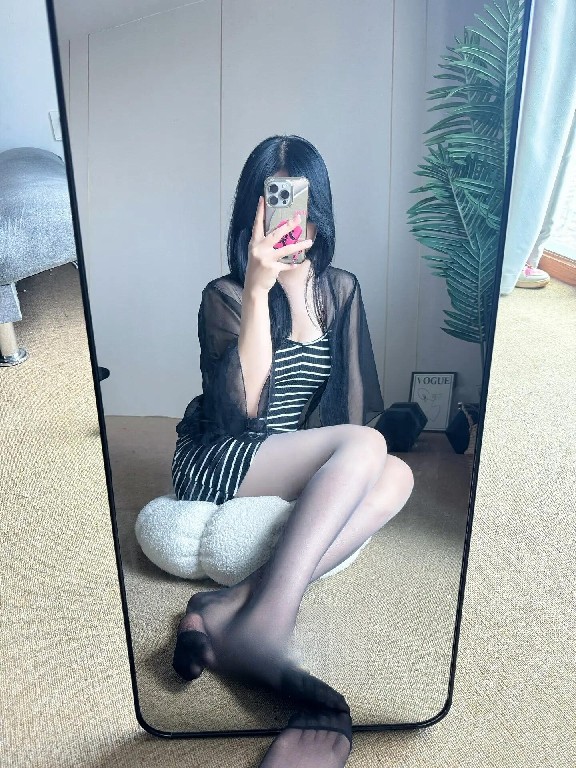 反差婊外表清纯实际骚的很