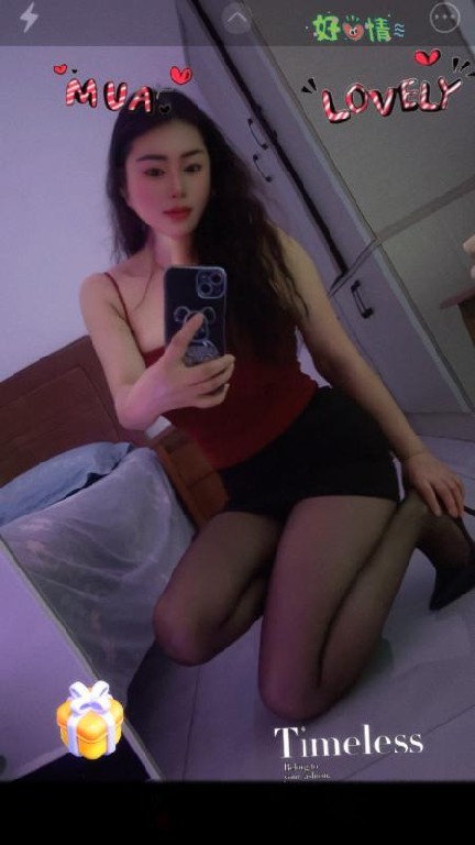 大胸黑丝小少妇