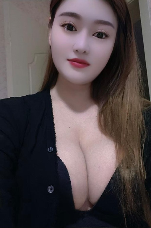 大胸翘臀喷水骚姐姐