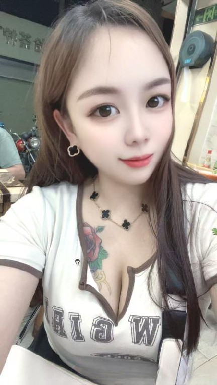 女友感舌吻御姐