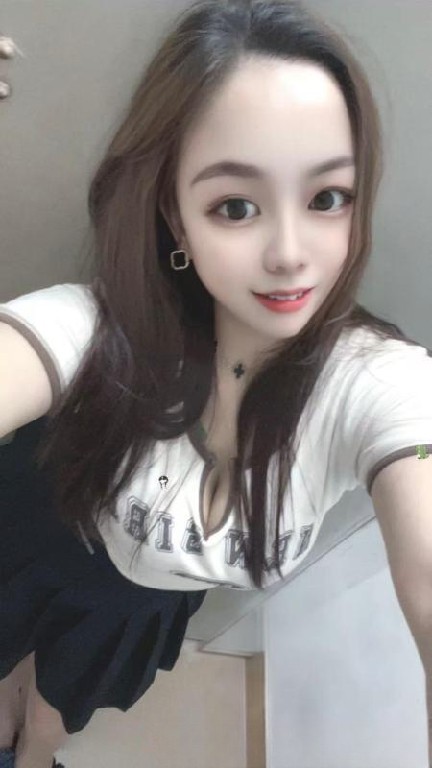 女友感舌吻御姐