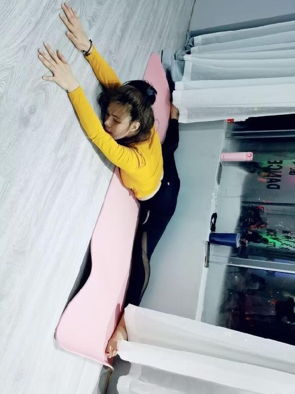 一字马丝袜小妖精樱子