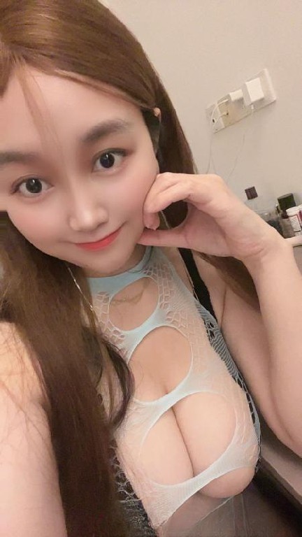 返食西乡白嫩巨乳允儿