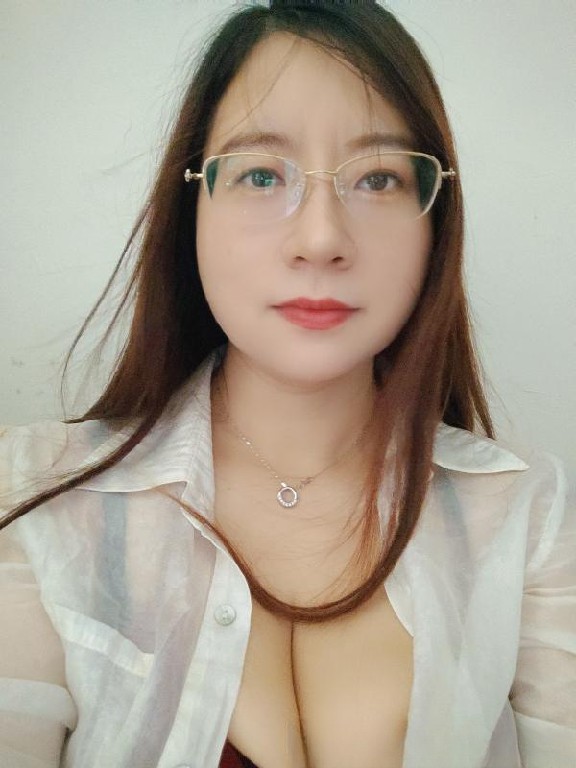 江南西奶牛眼镜妹