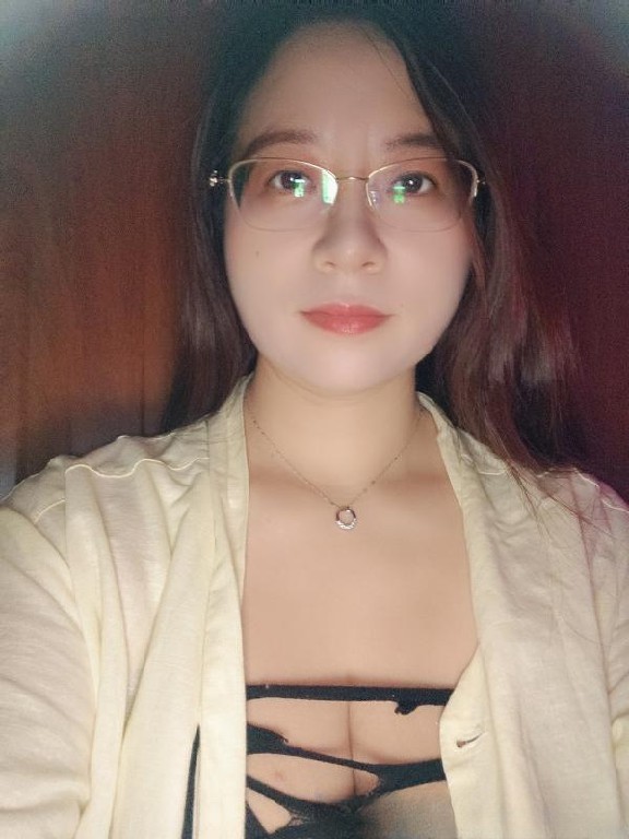 江南西奶牛眼镜妹